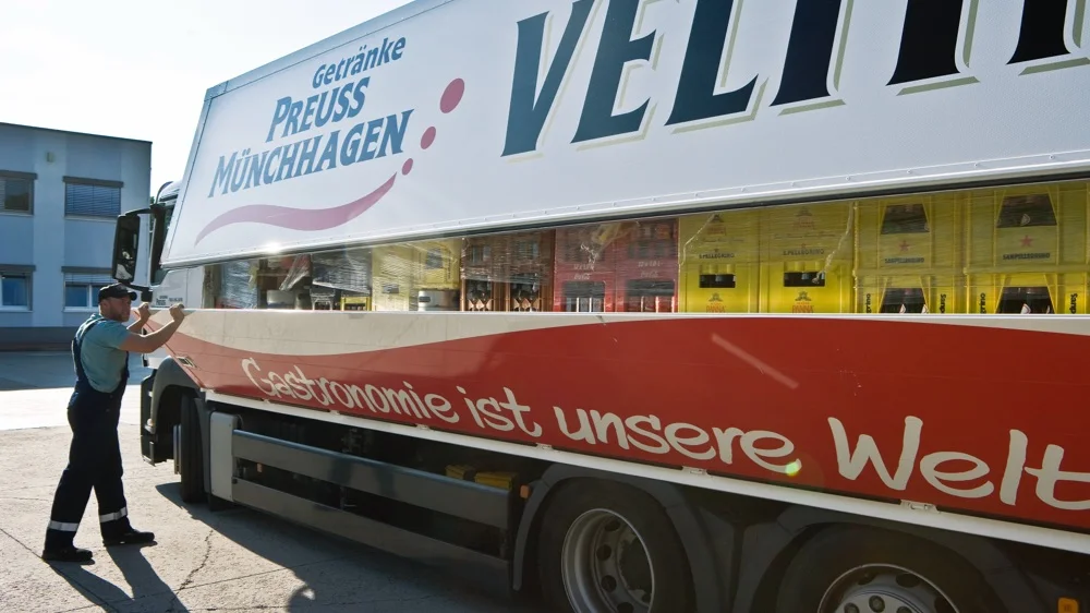 Mitarbeiter belädt LKW vor Liefertour | Preuss Münchhagen